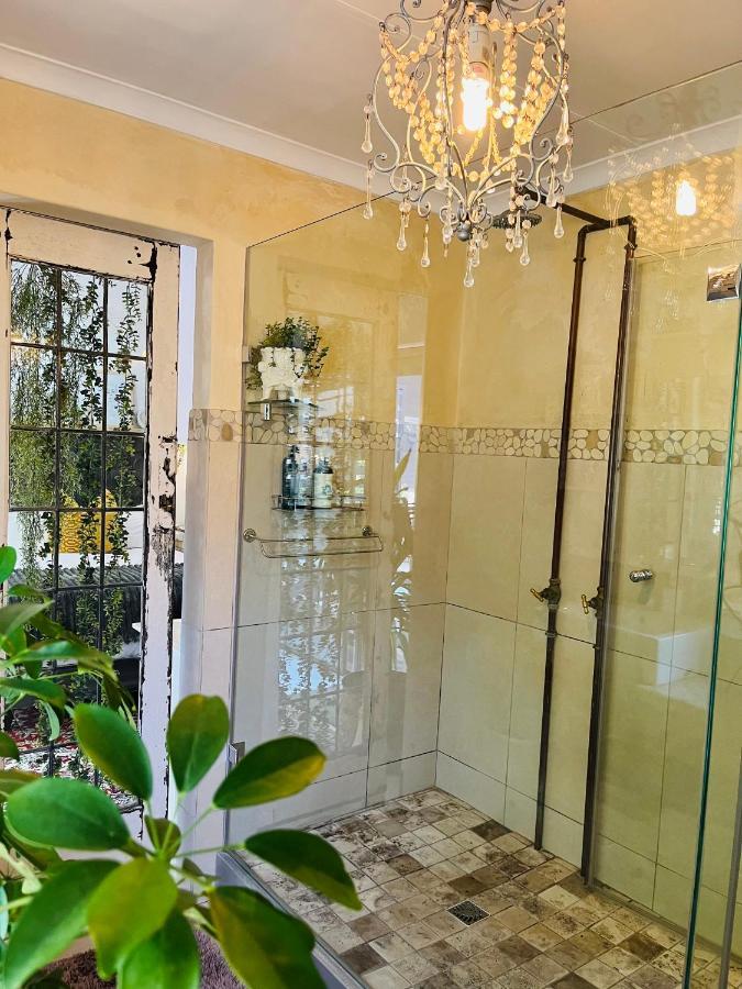 Art-Inspired Bedroom Close To Cbd Mossel Bay Bagian luar foto