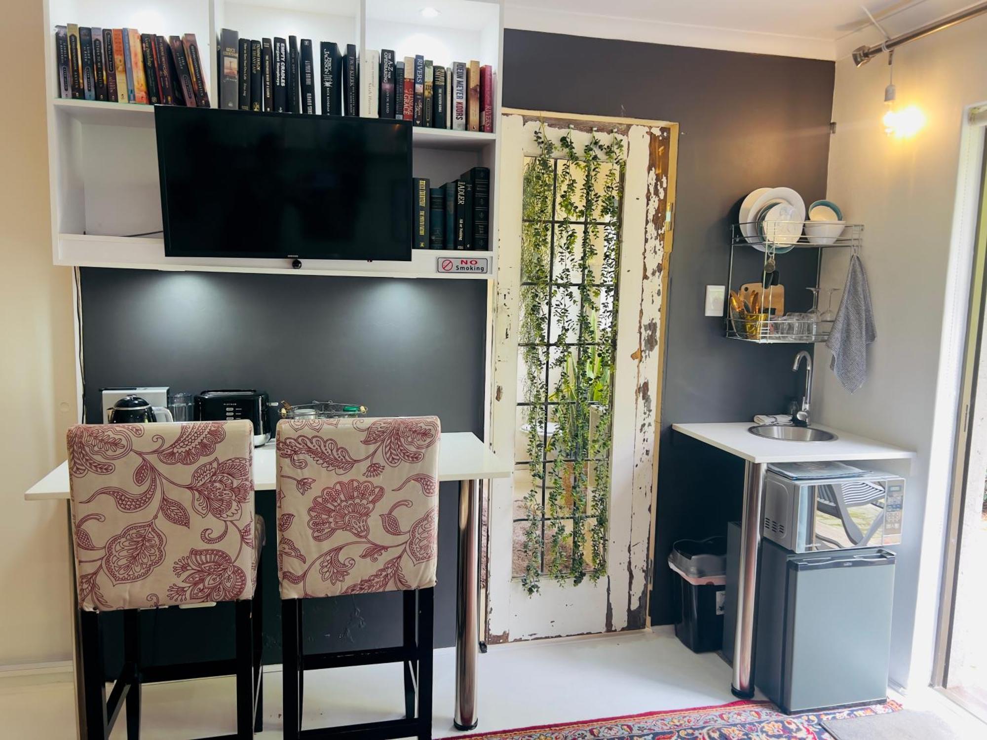 Art-Inspired Bedroom Close To Cbd Mossel Bay Bagian luar foto
