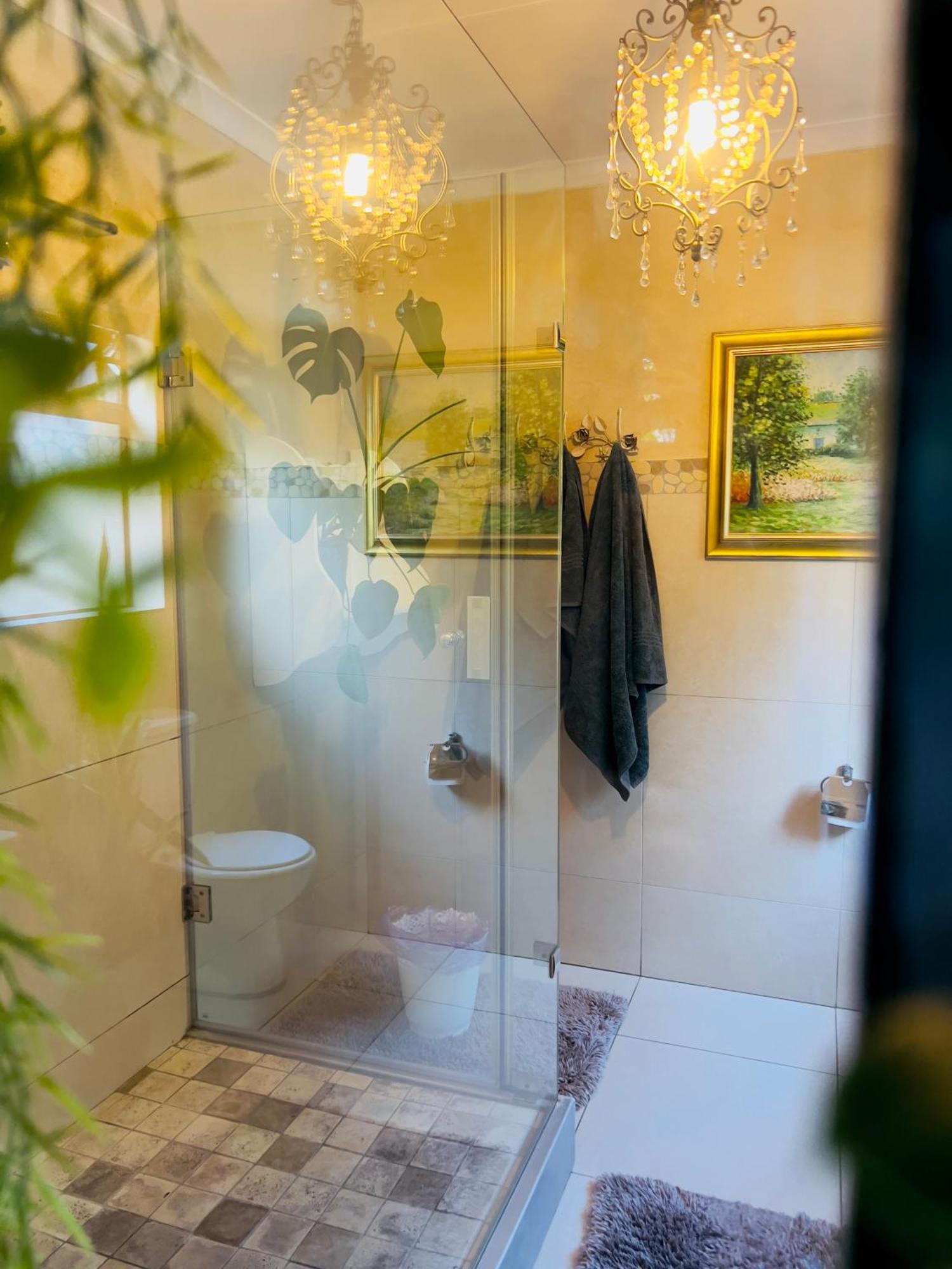 Art-Inspired Bedroom Close To Cbd Mossel Bay Bagian luar foto